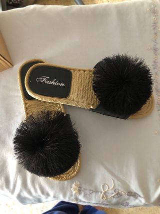 Sandalias chanclas negras con pompón sin estrenar