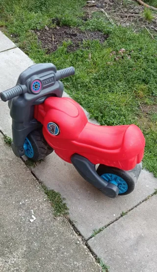 Moto correpasillos Feber roja y gris