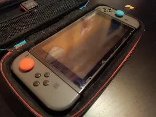 Nintendo Switch con funda, cargador y juegos y RCM