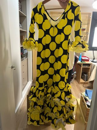 Traje de flamenca lunares amarillo y negro