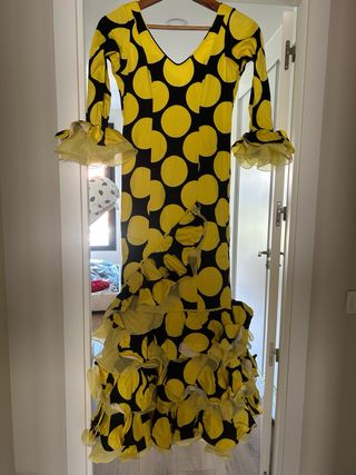 Traje de flamenca lunares amarillo y negro