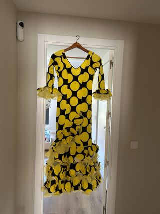 Traje de flamenca lunares amarillo y negro