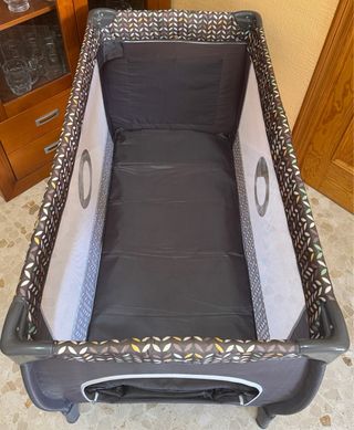 Cuna, cambiador y parque infantil