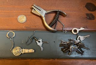 BOLSO LLAVES ANTIGUAS Y PICADORES RENFE