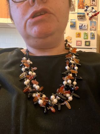 Collana con pietre arancioni e nere