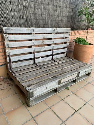Sofá de palets de madera y metal