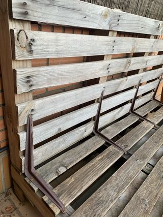 Sofá de palets de madera y metal
