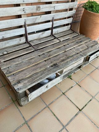 Sofá de palets de madera y metal