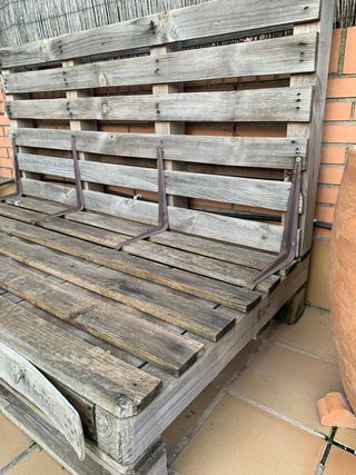 Sofá de palets de madera y metal