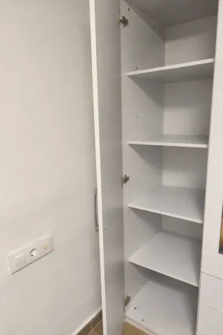 Armario blanco con espejo