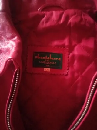 Chaqueta de piel roja.