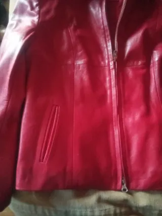 Chaqueta de piel roja.