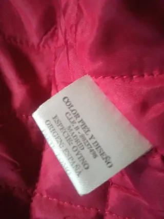 Chaqueta de piel roja.