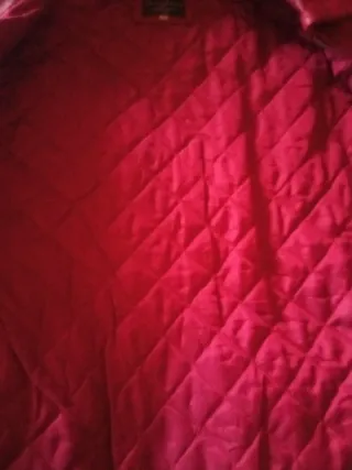 Chaqueta de piel roja.
