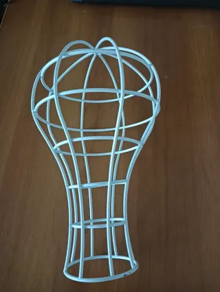 Espositore in acciaio per cappelli e parrucche