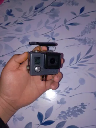 Cámara de acción con tarjeta de memoria