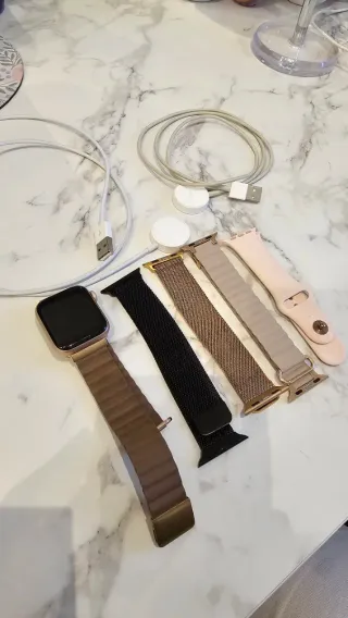 Apple Watch SE 4 Oro y Rosa + 4 Correas