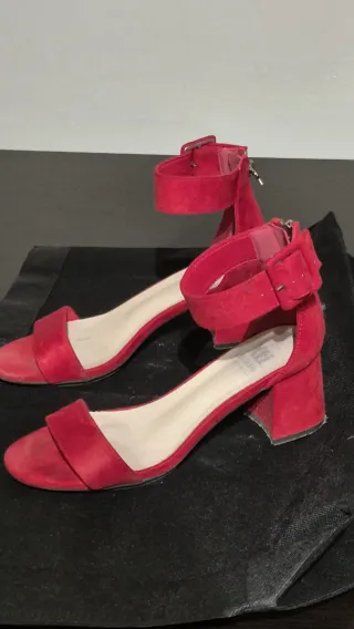 Sandalias rojas de vestir con tacón