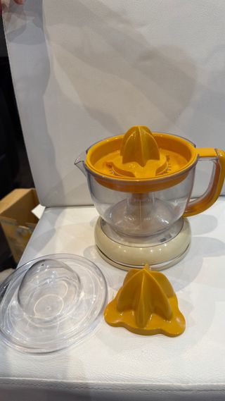 Exprimidor eléctrico naranja