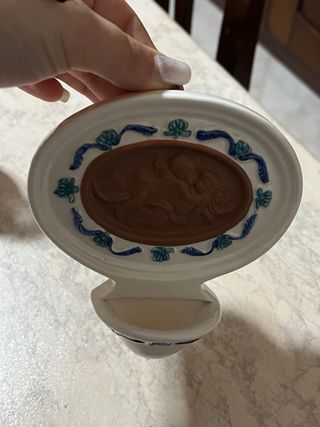 Acquasantiera in porcellana fine con angeli