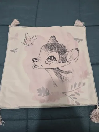 Funda cojín Bambi con borlas.Medidas 45×45cm