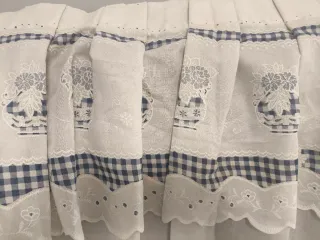 Cortinas blancas y azules con bordado