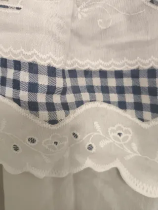 Cortinas blancas y azules con bordado