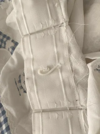 Cortinas blancas y azules con bordado