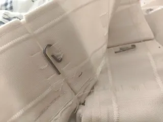 Cortinas blancas y azules con bordado