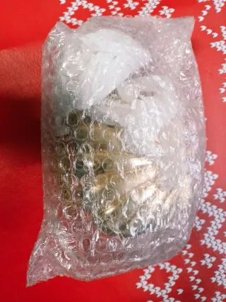 Bolso de mano dorado con cadena