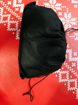 Bolso de mano dorado con cadena