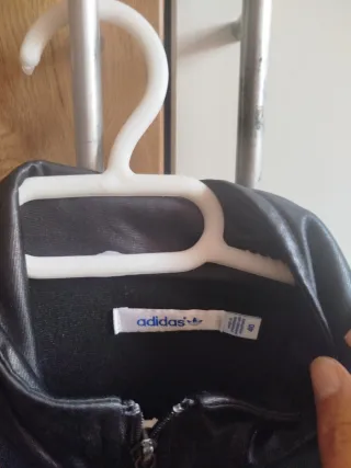 Chaqueta Adidas Chile 62 Negra y Rosa