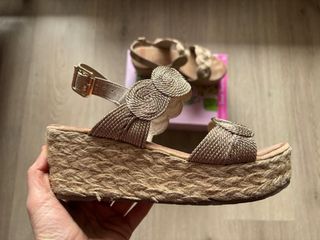 Sandalias doradas con de cuña esparto casi nuevas