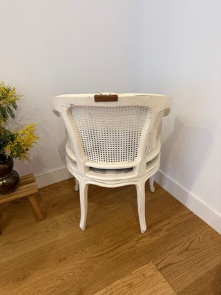 Poltrona classica in rattan e legno, cuscino in velluto