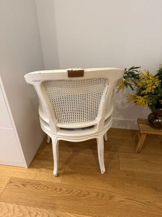 Poltrona classica in rattan e legno, cuscino in velluto