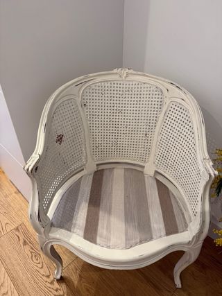 Poltrona classica in rattan e legno, cuscino in velluto