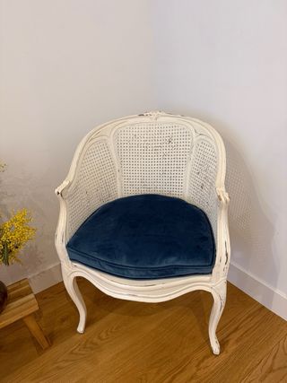 Poltrona classica in rattan e legno, cuscino in velluto
