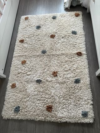 Alfombra infantil beige con topos