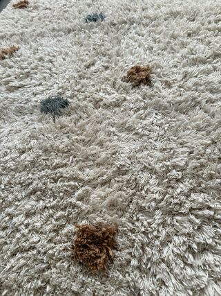 Alfombra infantil beige con topos