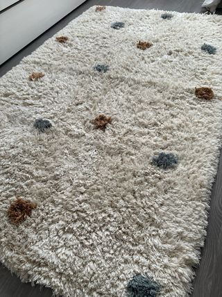 Alfombra infantil beige con topos