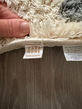 Alfombra infantil beige con topos