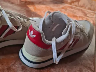Zapatillas Adidas Beige y Rojo