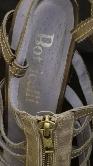 Sandalias de piel con cremallera