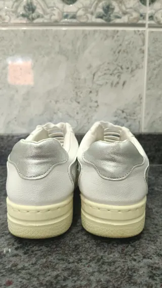 Zapatillas blancas de piel