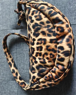 Bolso Nylon Estampado Leopardo.29 cm ancho,13 alto