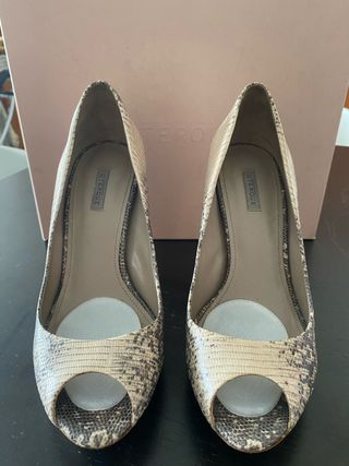 Zapatos Uterqüe piel estampado serpiente peep toe