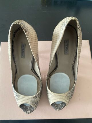 Zapatos Uterqüe piel estampado serpiente peep toe