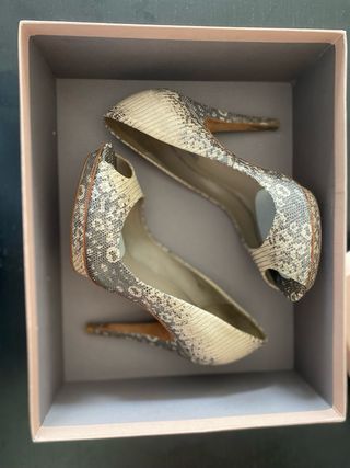 Zapatos Uterqüe piel estampado serpiente peep toe