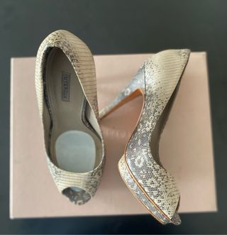 Zapatos Uterqüe piel estampado serpiente peep toe