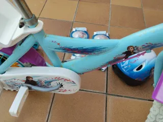 Bicicleta Frozen niña + Casco y Rodilleras